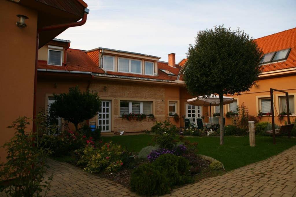 Teubel apartman 1. Székesfehérvár Exterior foto